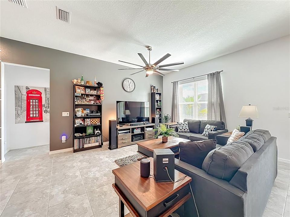 На продажу: $413,500 (3 спален, 2 ванн, 1943 Квадратных фут)