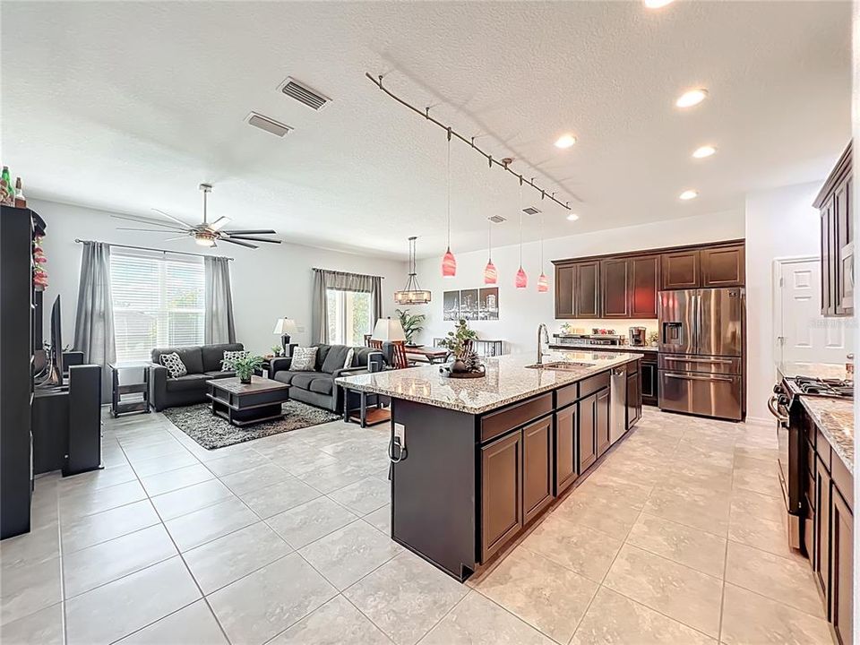 На продажу: $413,500 (3 спален, 2 ванн, 1943 Квадратных фут)