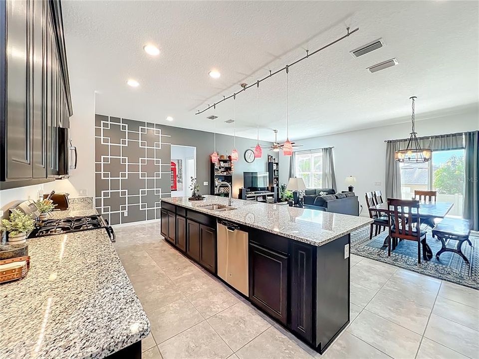 На продажу: $413,500 (3 спален, 2 ванн, 1943 Квадратных фут)