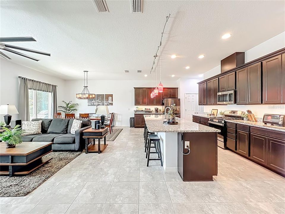 На продажу: $413,500 (3 спален, 2 ванн, 1943 Квадратных фут)