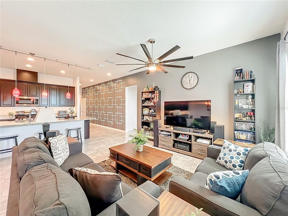 На продажу: $413,500 (3 спален, 2 ванн, 1943 Квадратных фут)