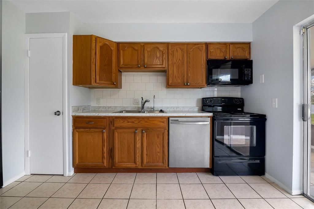 For Sale: $249,000 (3 beds, 2 baths, 992 Square Feet)