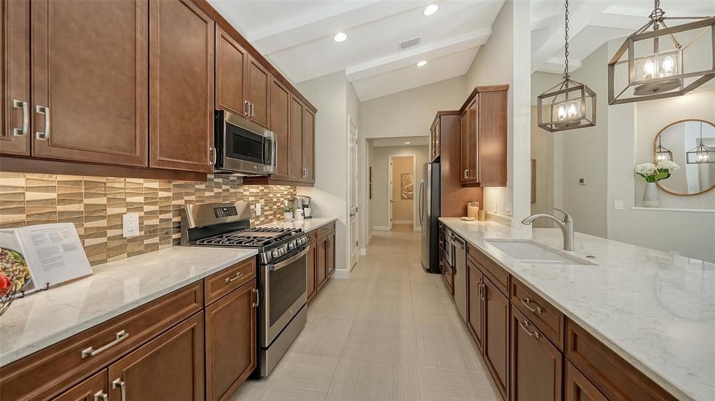 Под контрактом: $868,000 (3 спален, 2 ванн, 2281 Квадратных фут)