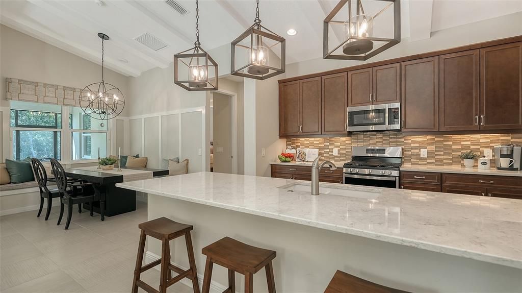 Под контрактом: $868,000 (3 спален, 2 ванн, 2281 Квадратных фут)