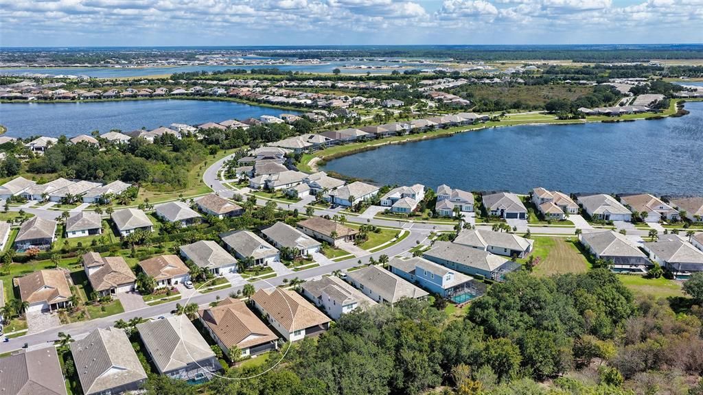 Под контрактом: $868,000 (3 спален, 2 ванн, 2281 Квадратных фут)