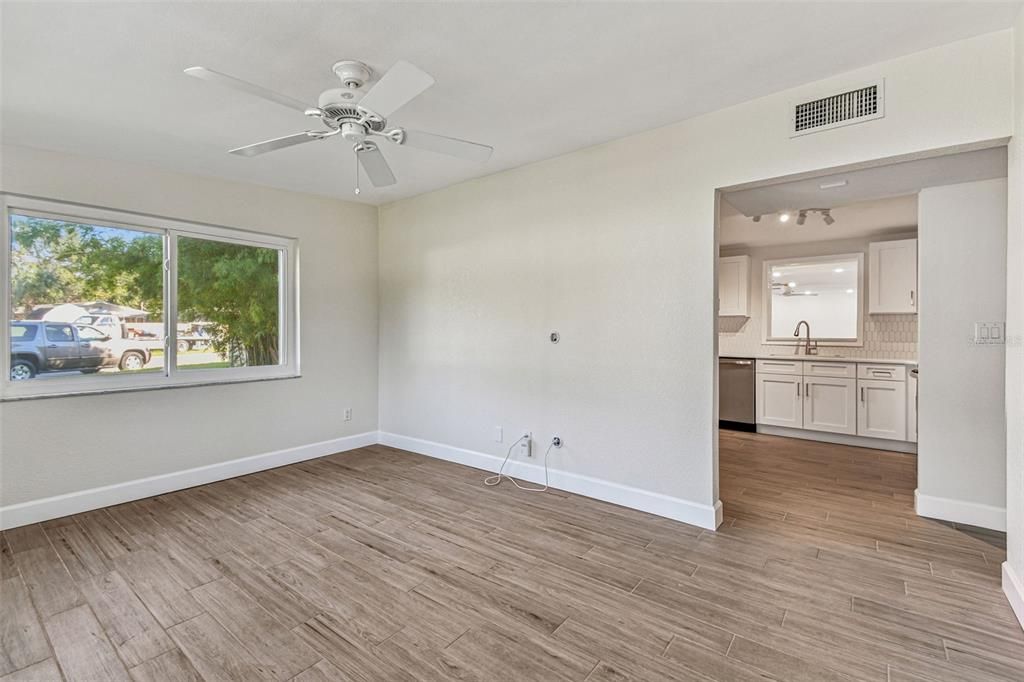 待售: $549,000 (5 贝兹, 3 浴室, 2412 平方英尺)