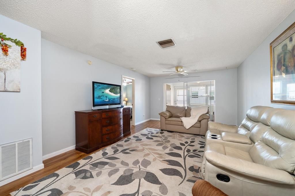 На продажу: $165,000 (2 спален, 2 ванн, 900 Квадратных фут)