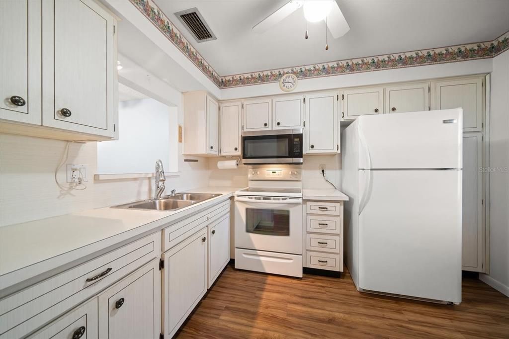 На продажу: $165,000 (2 спален, 2 ванн, 900 Квадратных фут)