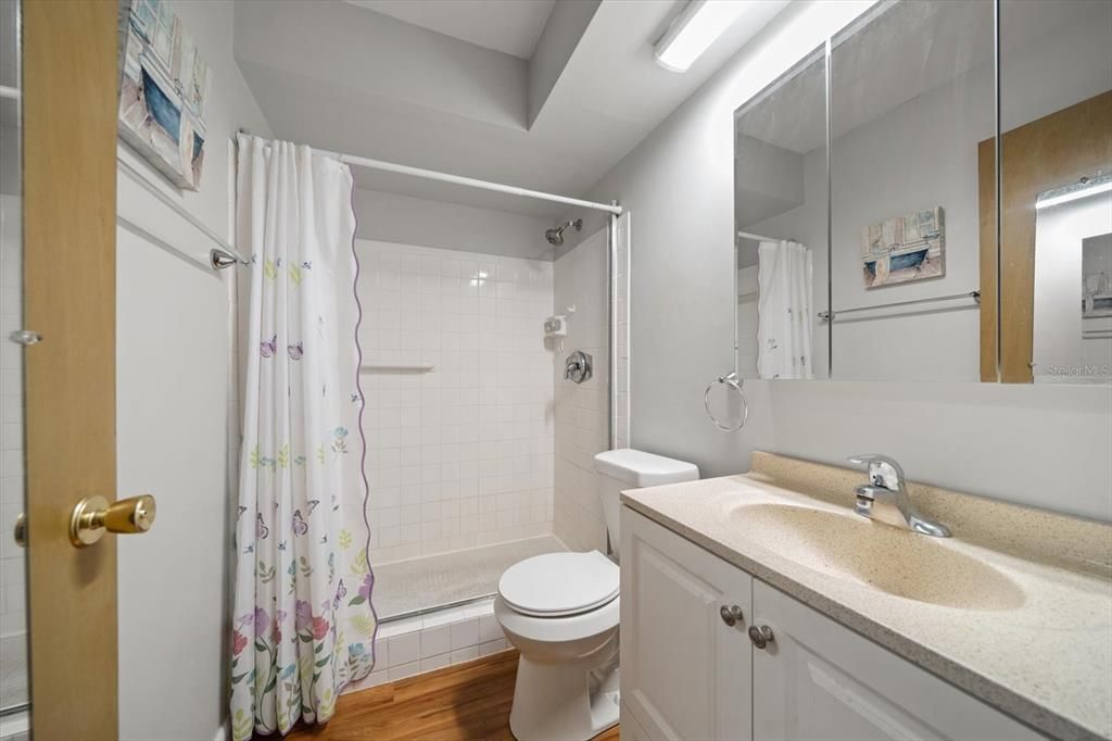 На продажу: $165,000 (2 спален, 2 ванн, 900 Квадратных фут)