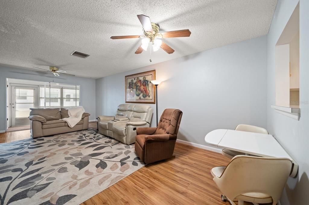 На продажу: $165,000 (2 спален, 2 ванн, 900 Квадратных фут)