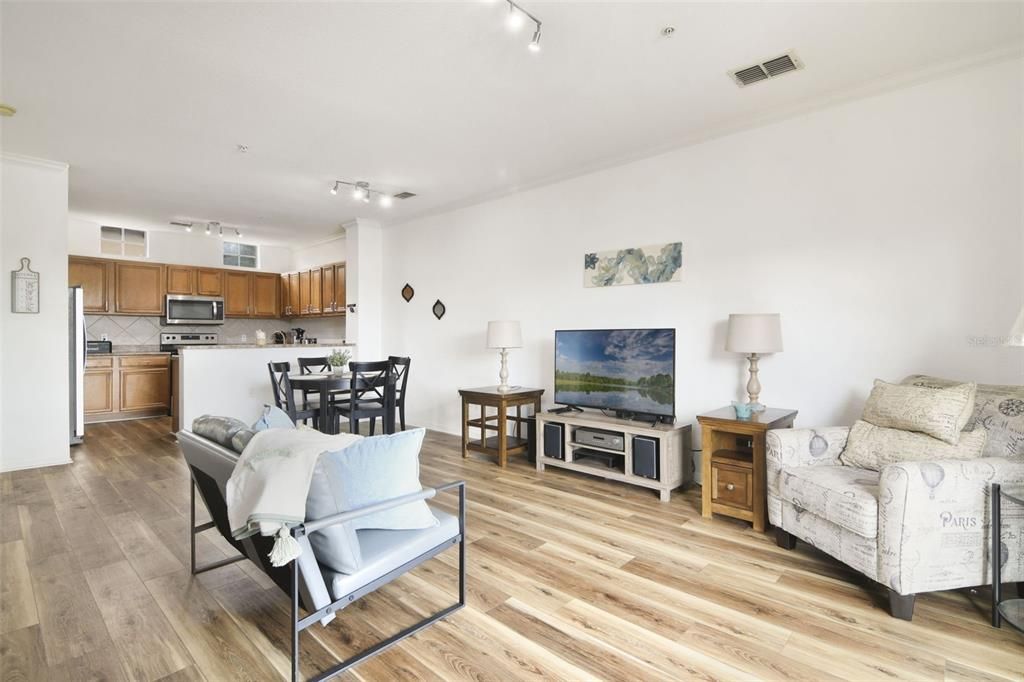 Activo con contrato: $264,900 (3 camas, 3 baños, 1678 Pies cuadrados)