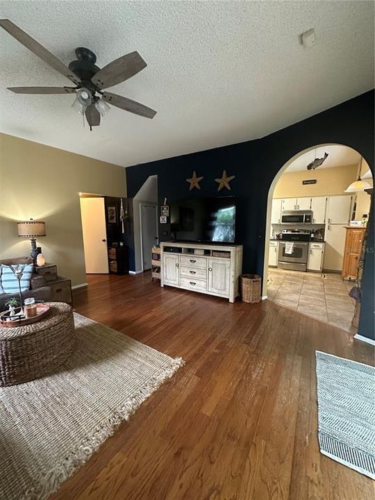 На продажу: $605,000 (4 спален, 2 ванн, 2320 Квадратных фут)