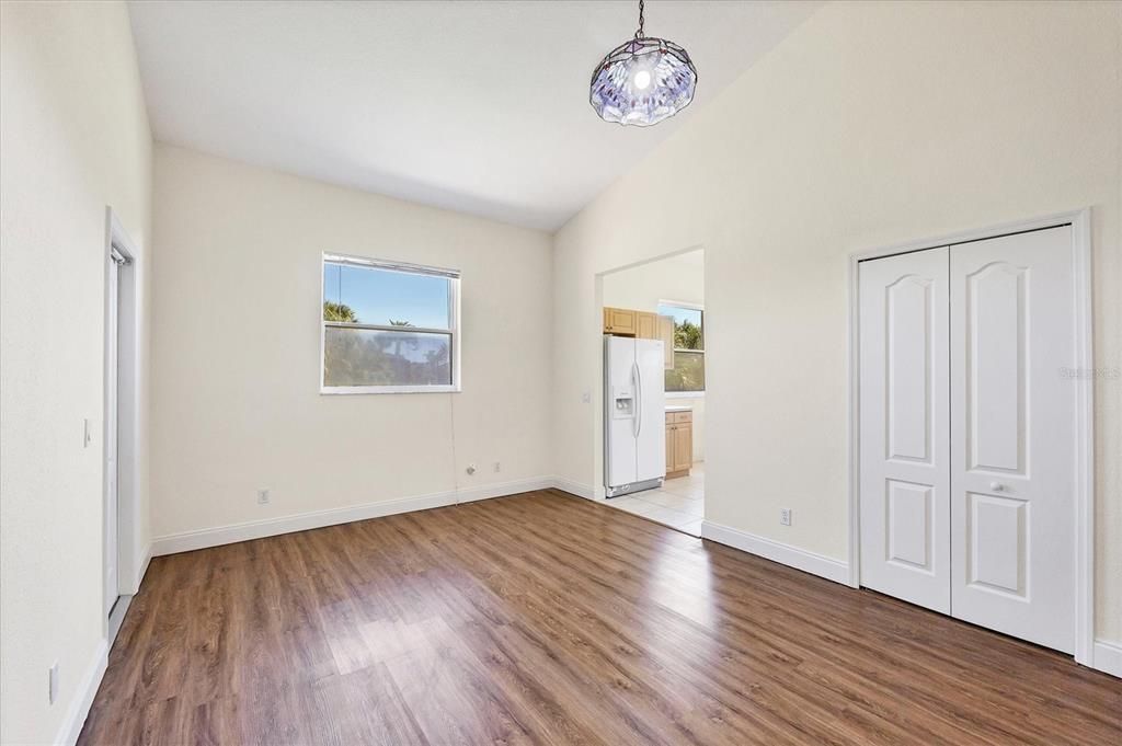 Под контрактом: $275,000 (3 спален, 2 ванн, 2287 Квадратных фут)