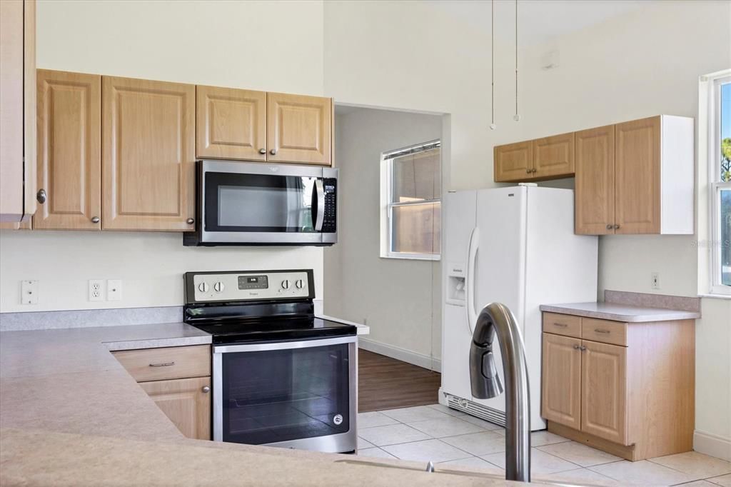 Под контрактом: $275,000 (3 спален, 2 ванн, 2287 Квадратных фут)