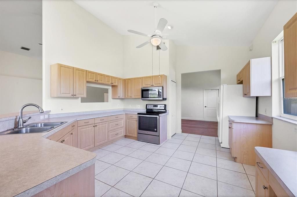 Под контрактом: $275,000 (3 спален, 2 ванн, 2287 Квадратных фут)