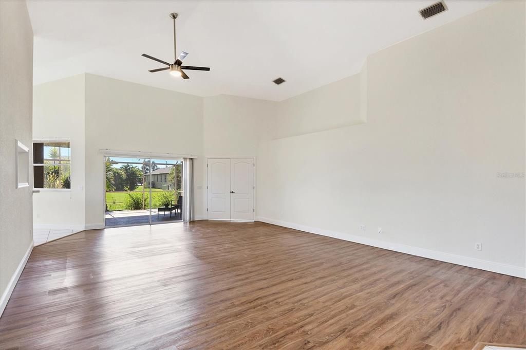 Под контрактом: $275,000 (3 спален, 2 ванн, 2287 Квадратных фут)