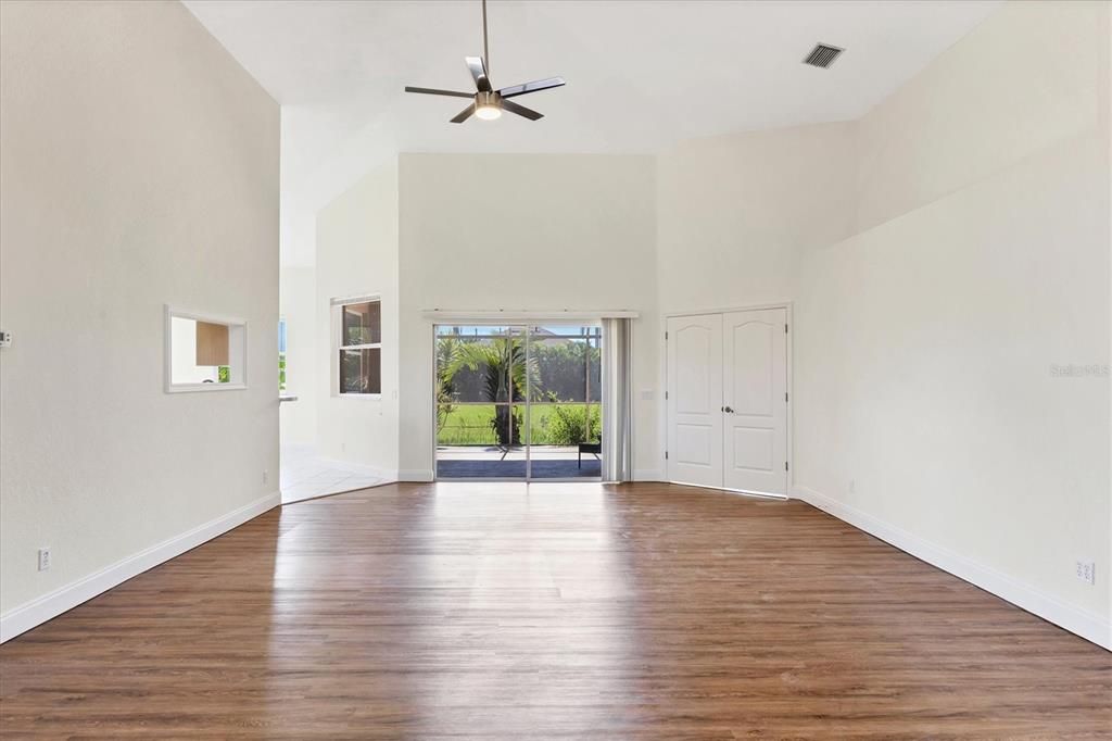 Под контрактом: $275,000 (3 спален, 2 ванн, 2287 Квадратных фут)