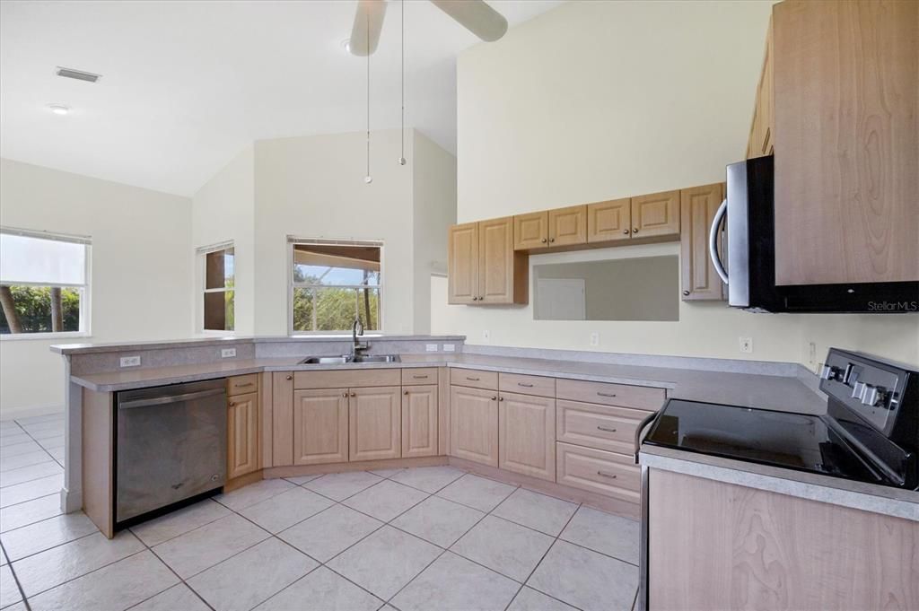 Под контрактом: $275,000 (3 спален, 2 ванн, 2287 Квадратных фут)