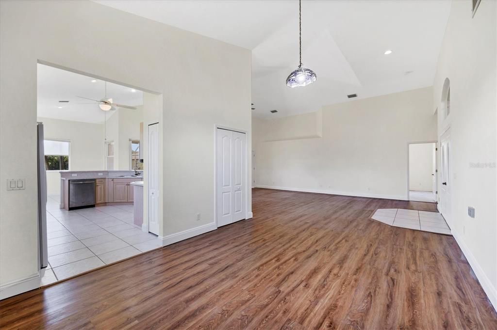 Под контрактом: $275,000 (3 спален, 2 ванн, 2287 Квадратных фут)