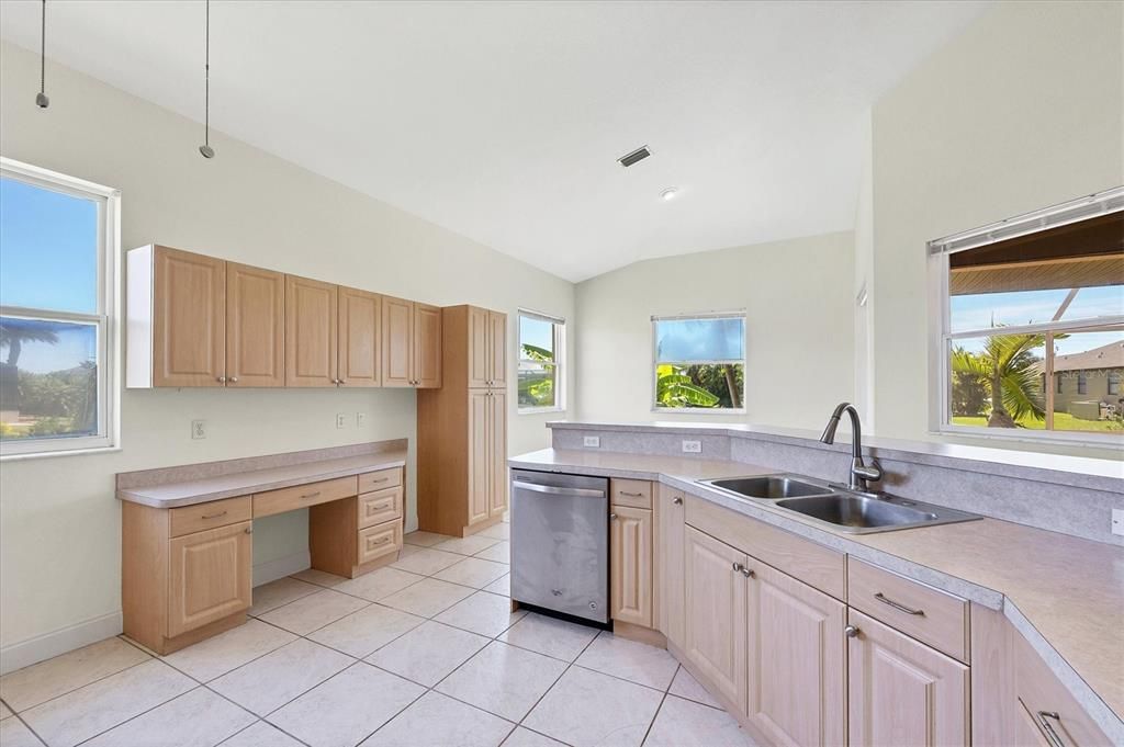 Под контрактом: $275,000 (3 спален, 2 ванн, 2287 Квадратных фут)