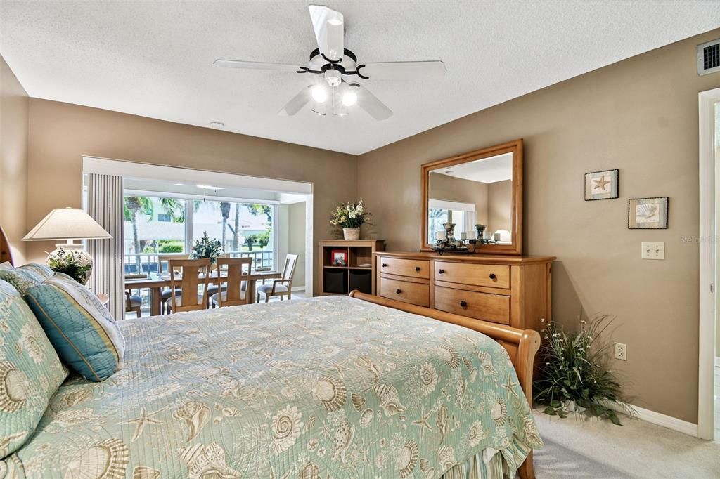 For Sale: $379,000 (2 beds, 2 baths, 1083 Square Feet)