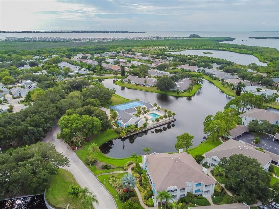 For Sale: $379,000 (2 beds, 2 baths, 1083 Square Feet)