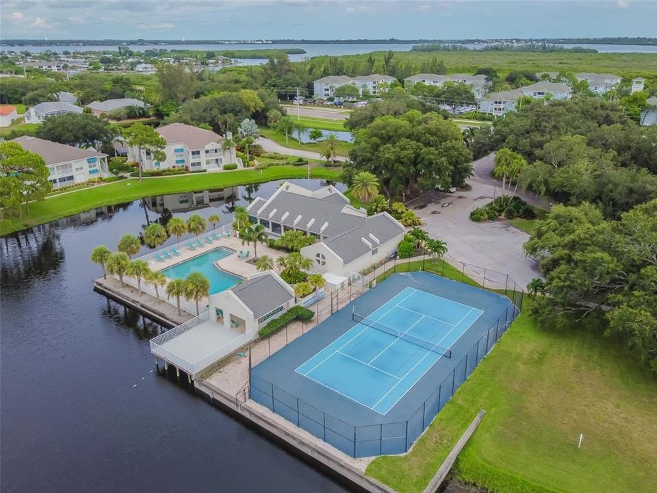 For Sale: $379,000 (2 beds, 2 baths, 1083 Square Feet)