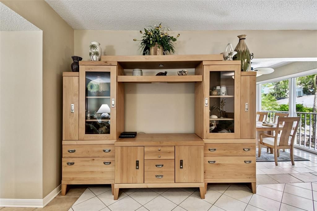 For Sale: $379,000 (2 beds, 2 baths, 1083 Square Feet)