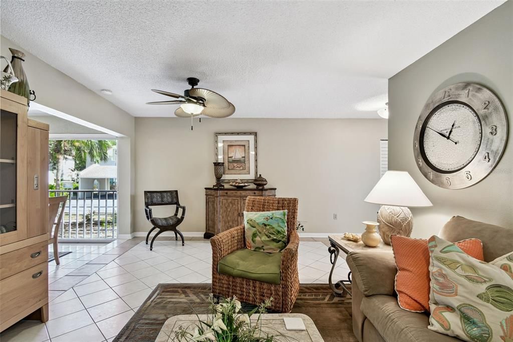 For Sale: $379,000 (2 beds, 2 baths, 1083 Square Feet)