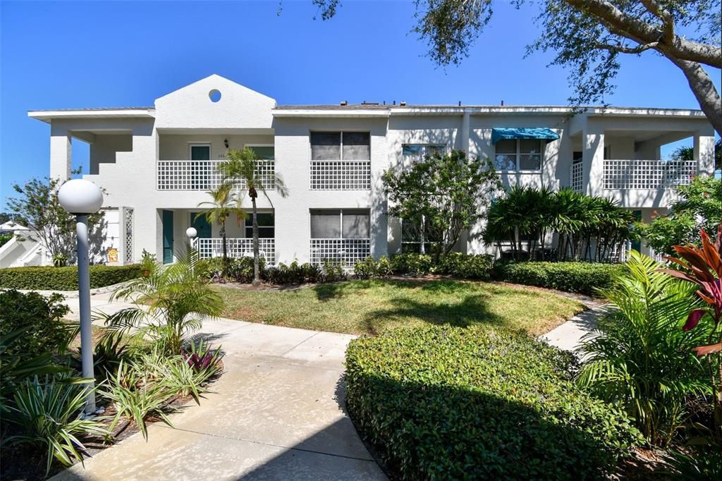 For Sale: $379,000 (2 beds, 2 baths, 1083 Square Feet)