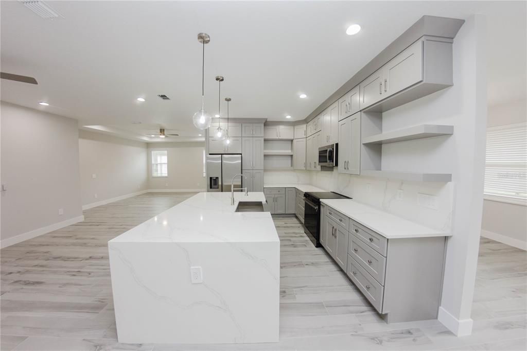 Под контрактом: $475,999 (4 спален, 3 ванн, 2020 Квадратных фут)