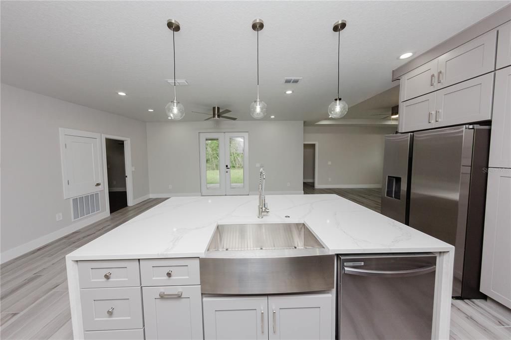 Под контрактом: $475,999 (4 спален, 3 ванн, 2020 Квадратных фут)