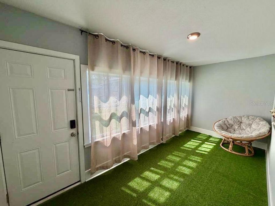 Active With Contract: $1,999 (1 beds, 1 baths, 732 Square Feet)