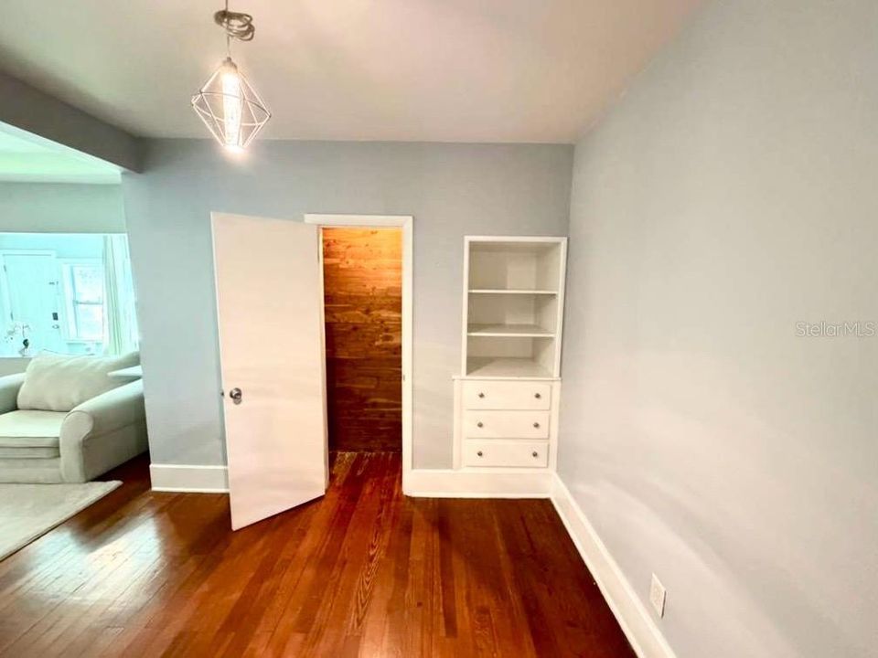 Active With Contract: $1,999 (1 beds, 1 baths, 732 Square Feet)