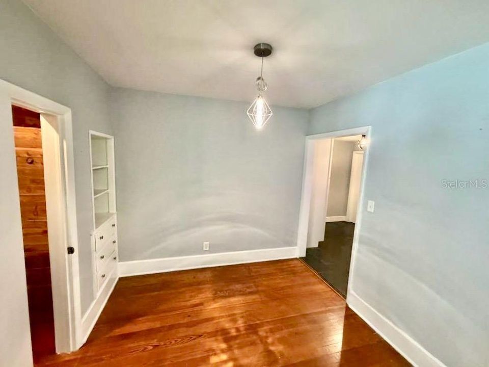 Active With Contract: $1,999 (1 beds, 1 baths, 732 Square Feet)