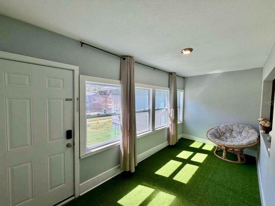 Active With Contract: $1,999 (1 beds, 1 baths, 732 Square Feet)