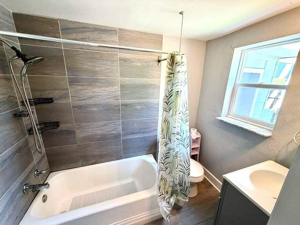 Active With Contract: $1,999 (1 beds, 1 baths, 732 Square Feet)