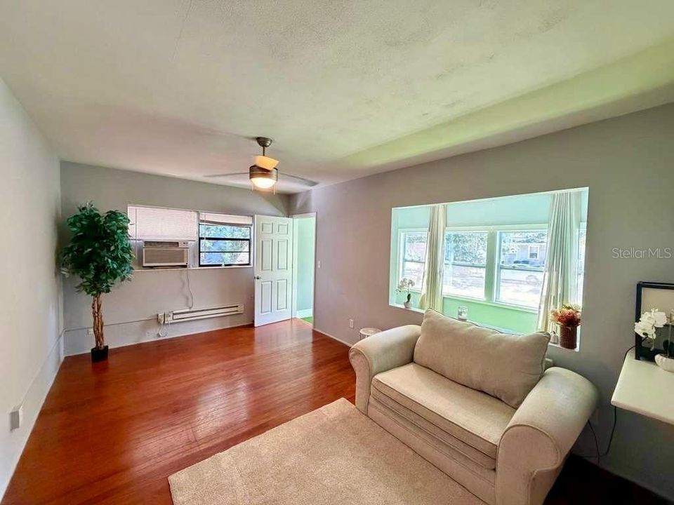 Active With Contract: $1,999 (1 beds, 1 baths, 732 Square Feet)