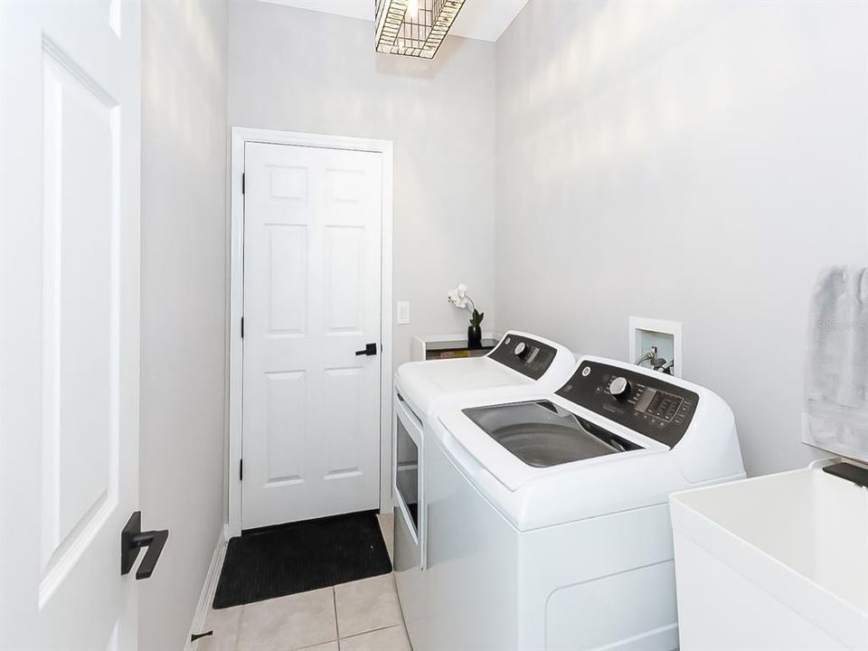 For Sale: $549,900 (4 beds, 2 baths, 2121 Square Feet)