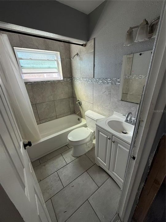 Active With Contract: $98,000 (2 beds, 1 baths, 887 Square Feet)