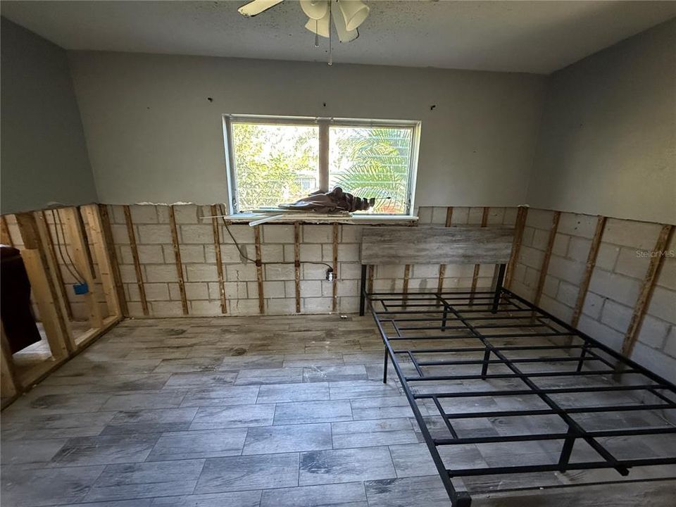 Active With Contract: $98,000 (2 beds, 1 baths, 887 Square Feet)