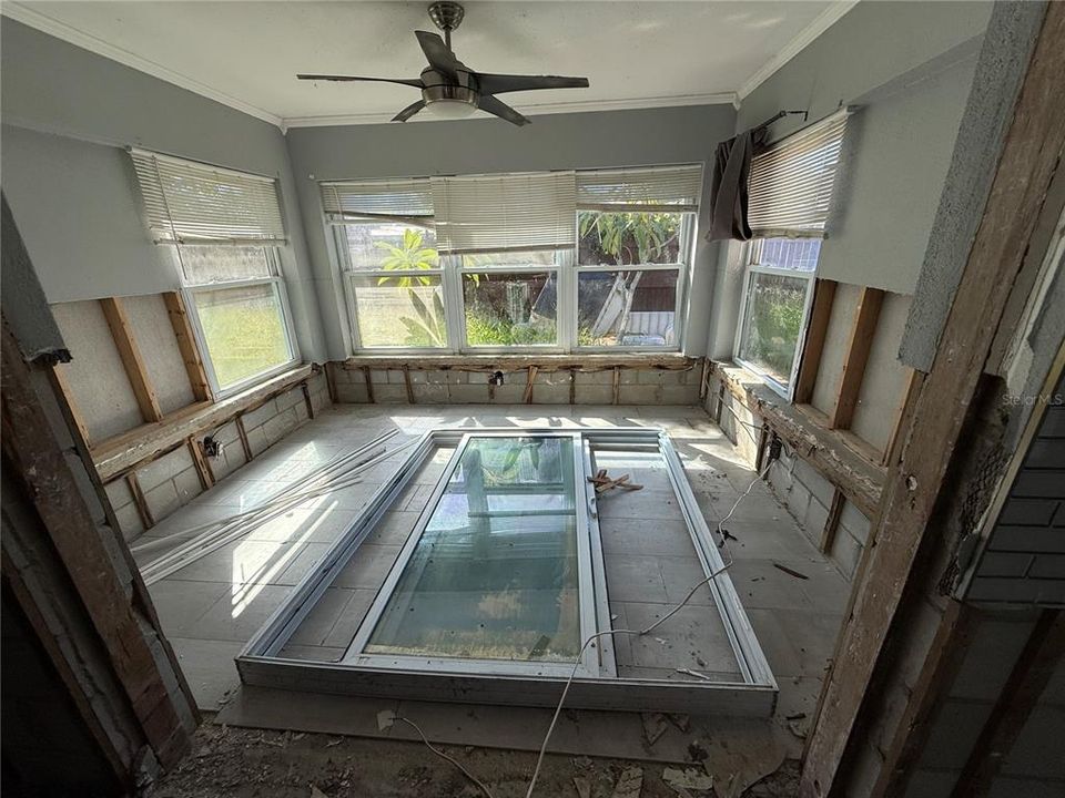 Active With Contract: $98,000 (2 beds, 1 baths, 887 Square Feet)