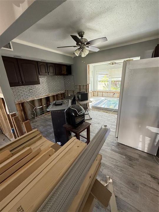 Active With Contract: $98,000 (2 beds, 1 baths, 887 Square Feet)