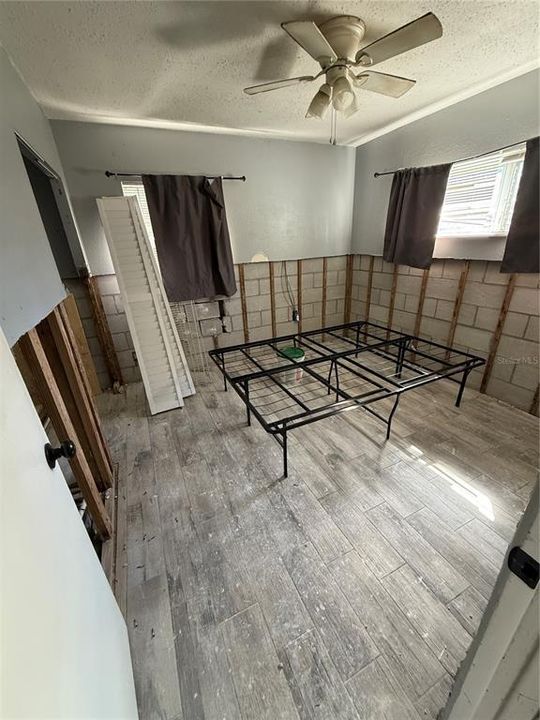 Active With Contract: $98,000 (2 beds, 1 baths, 887 Square Feet)