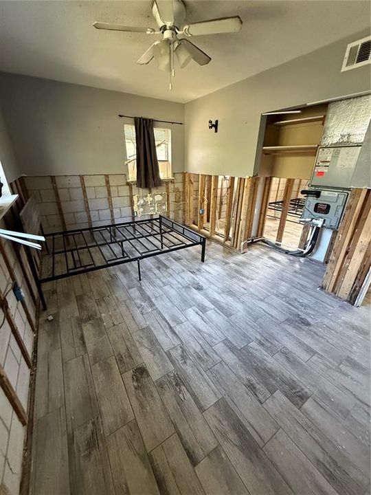 Active With Contract: $98,000 (2 beds, 1 baths, 887 Square Feet)