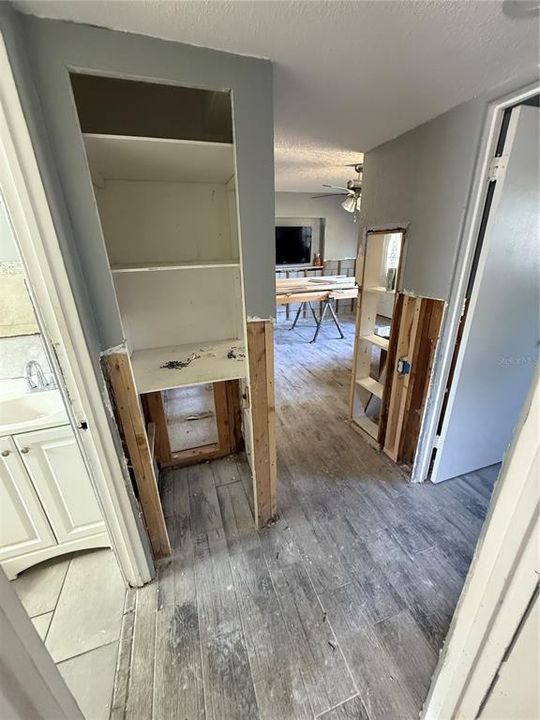 Active With Contract: $98,000 (2 beds, 1 baths, 887 Square Feet)