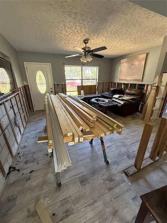 Active With Contract: $98,000 (2 beds, 1 baths, 887 Square Feet)