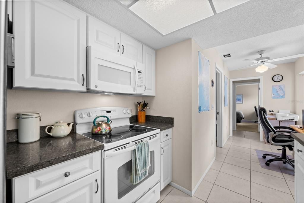 Active With Contract: $279,000 (3 beds, 2 baths, 952 Square Feet)