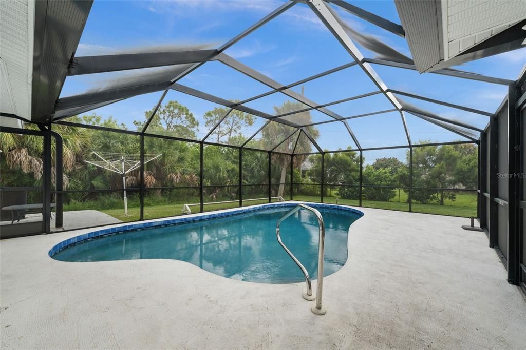 Active With Contract: $279,000 (3 beds, 2 baths, 952 Square Feet)