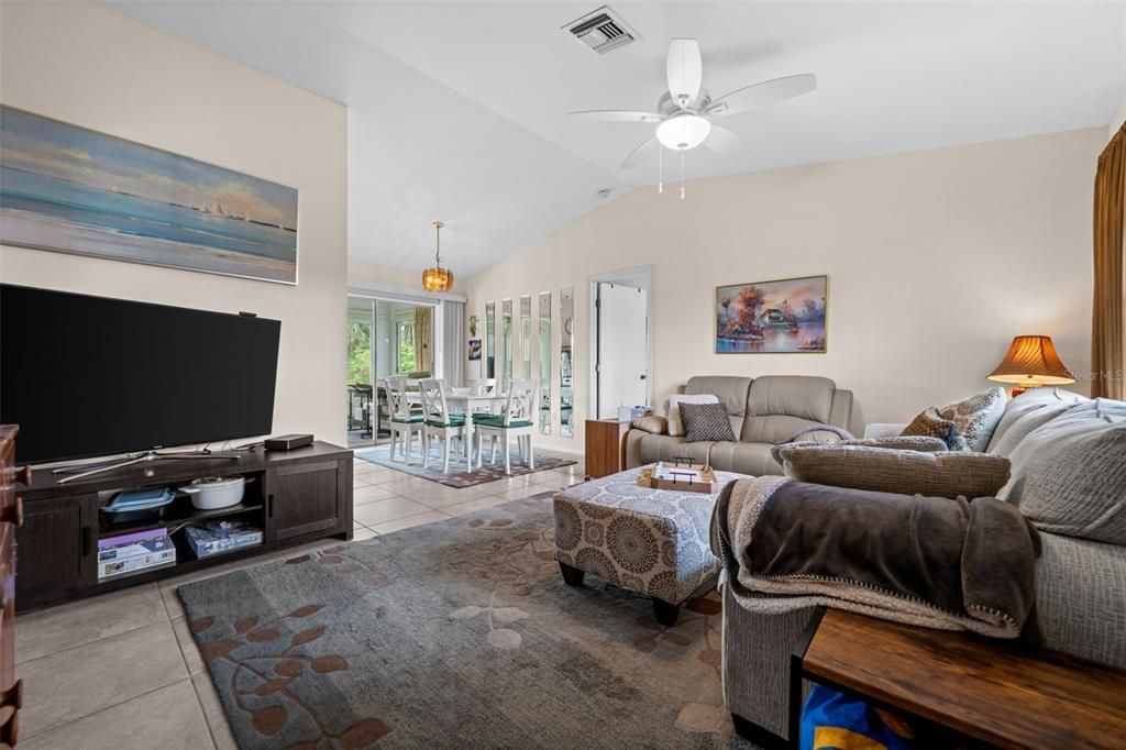 Active With Contract: $279,000 (3 beds, 2 baths, 952 Square Feet)